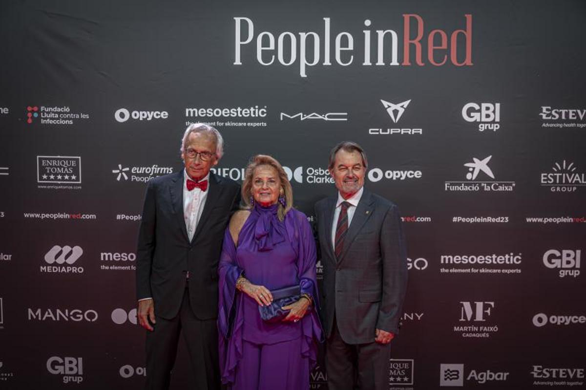 El doctor Clotet, junto a Helena Rakosnik y su marido, el ’expresident’ Artur Mas.