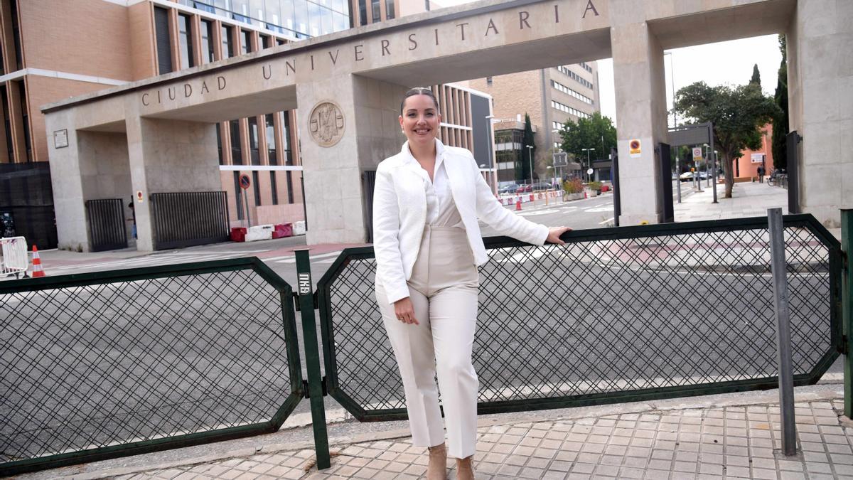 Maru Díaz, la candidata de Podemos a la Presidencia del Gobierno de Aragón, con la Facultad de Filosofía y Letras.