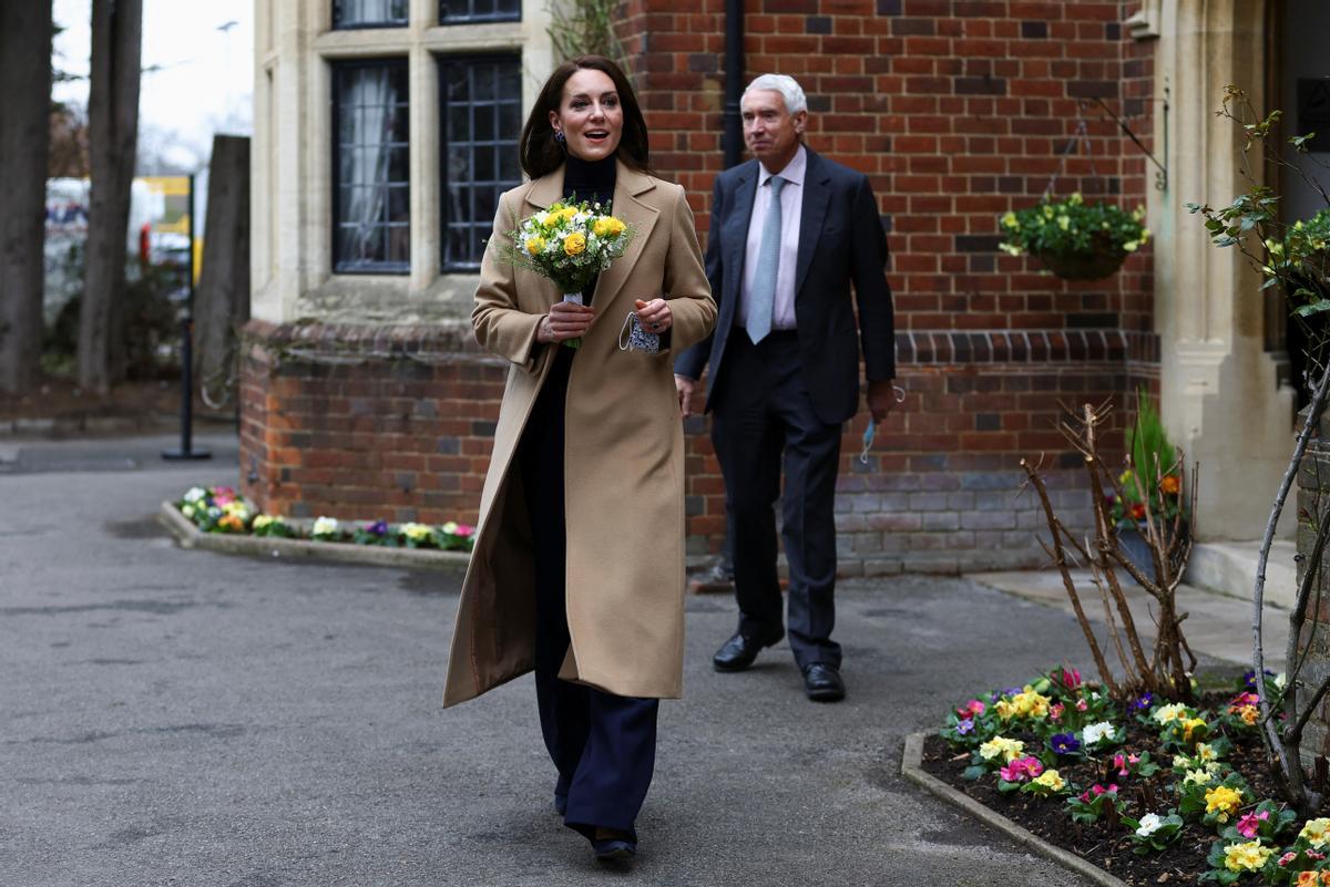 Kate Middleton se exhibe como cocinera en un hogar de ancianos