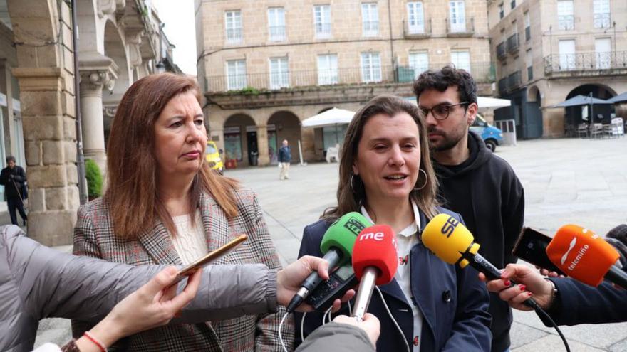 Marga Martín y Natalia González, ayer en Plaza Mayor.   | // F. CASANOVA