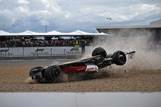 Así fue el terrible accidente de Guanyu Zhou en Silverstone, en imágenes