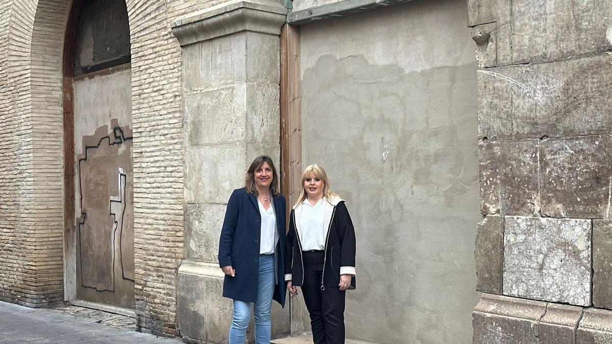 Lola Ranera y Eva Cerdán a las puertas del Palacio de Fuenclara.