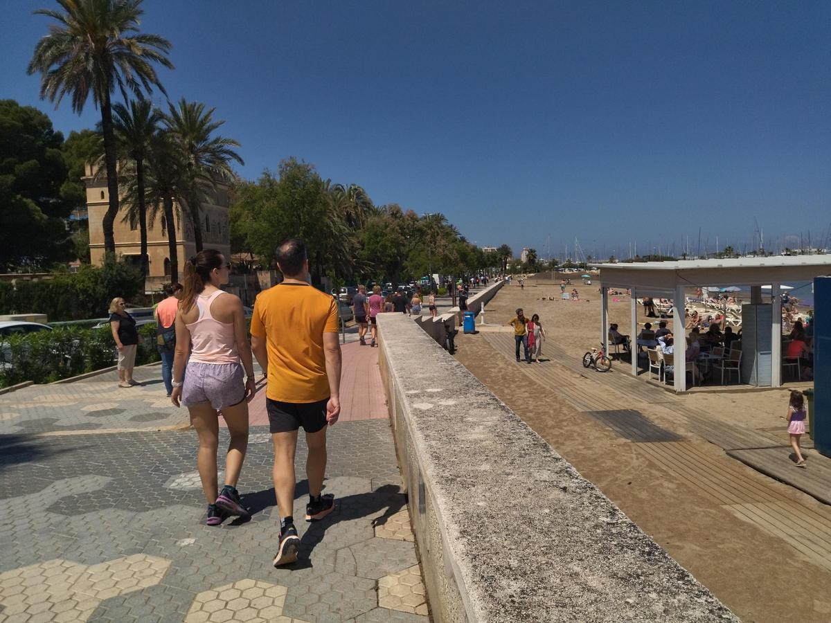 El paseo de la Marineta Cassiana y, a la derecha, el chiringuito