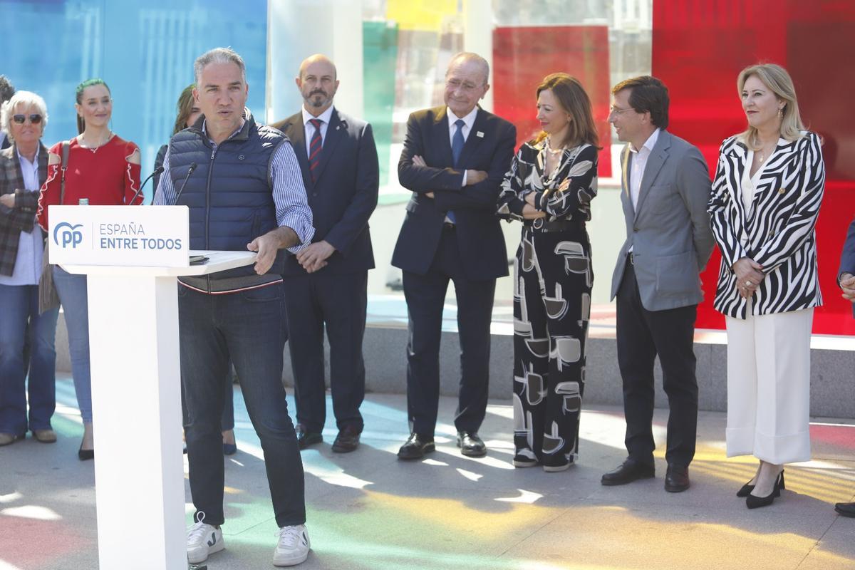 Bendodo, durante su intervención delante del Cubo del Centre Pompidou de Málaga.
