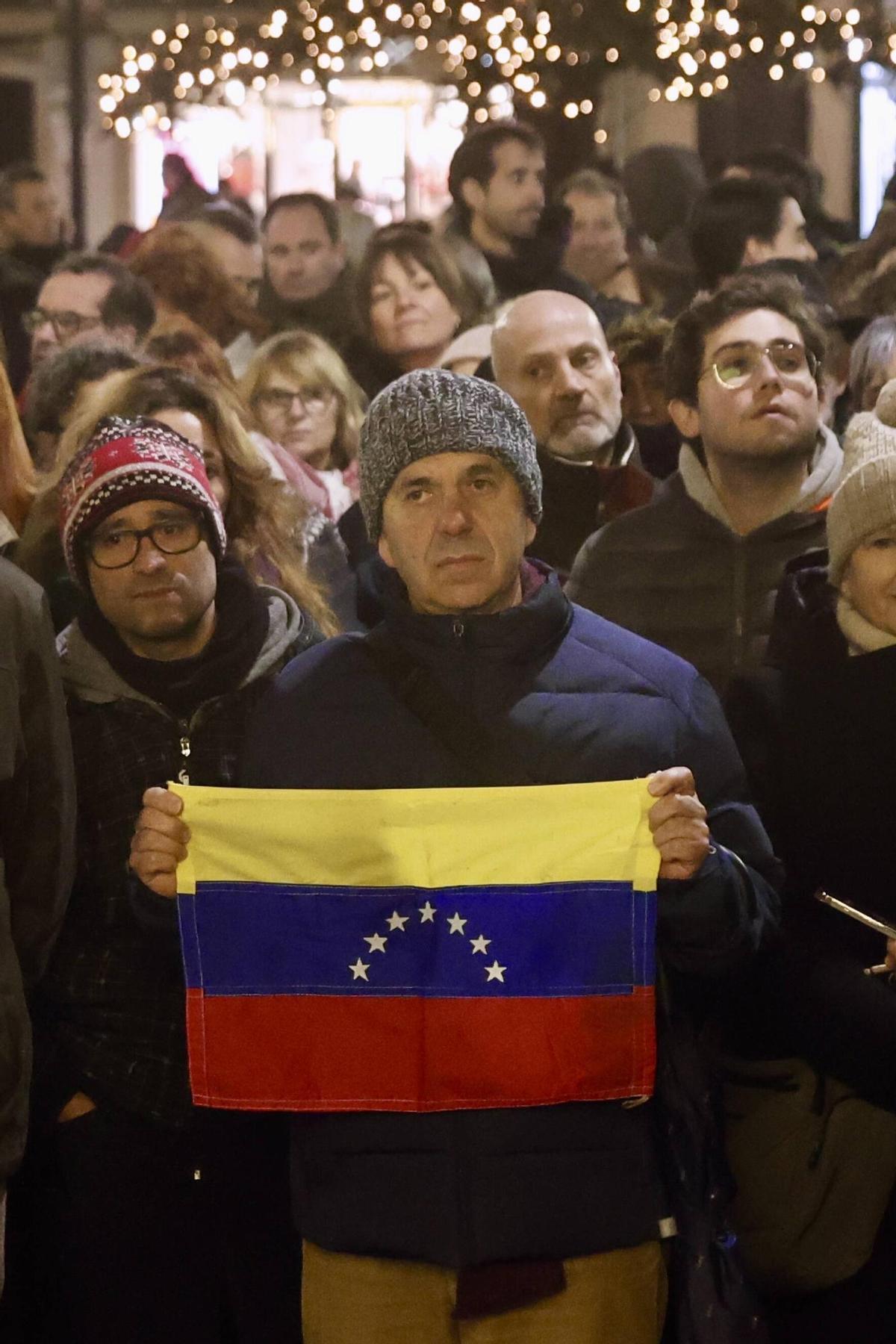 EN IMÁGENES: La manifestación en Gijón contra la intervención de EE UU en Venezuela EN IMÁGENES: La manifestación en Gijón contra la intervención de EE UU en Venezuela
