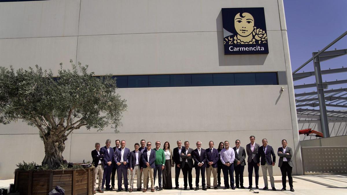 Los representantes de las empresas centenarias en la fábrica de Carmencita.