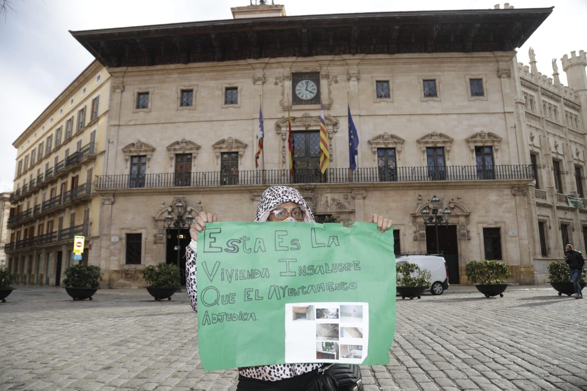 Una mujer con cáncer acampa en Cort y exige una vivienda