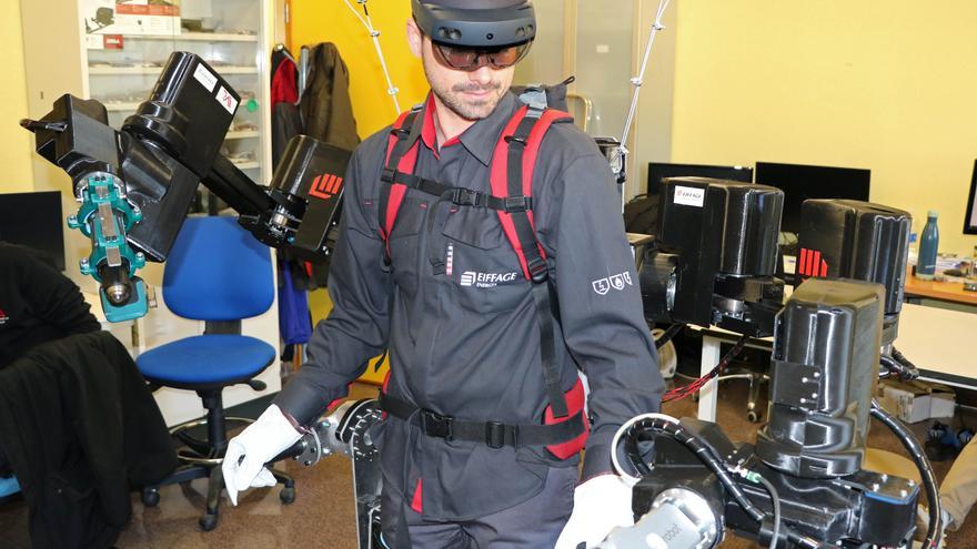 La UMH desarrolla un exoesqueleto que permite levantar pesadas cargas en fábricas sin apenas esfuerzo
