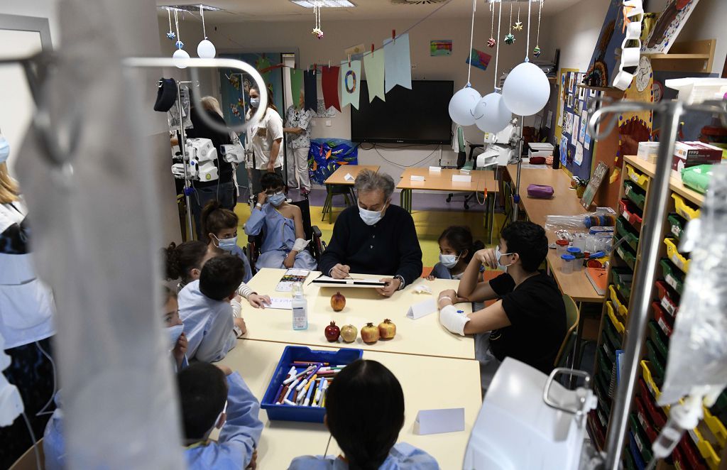 Pedro Cano lleva la pintura a Oncología Infantil de la Arrixaca