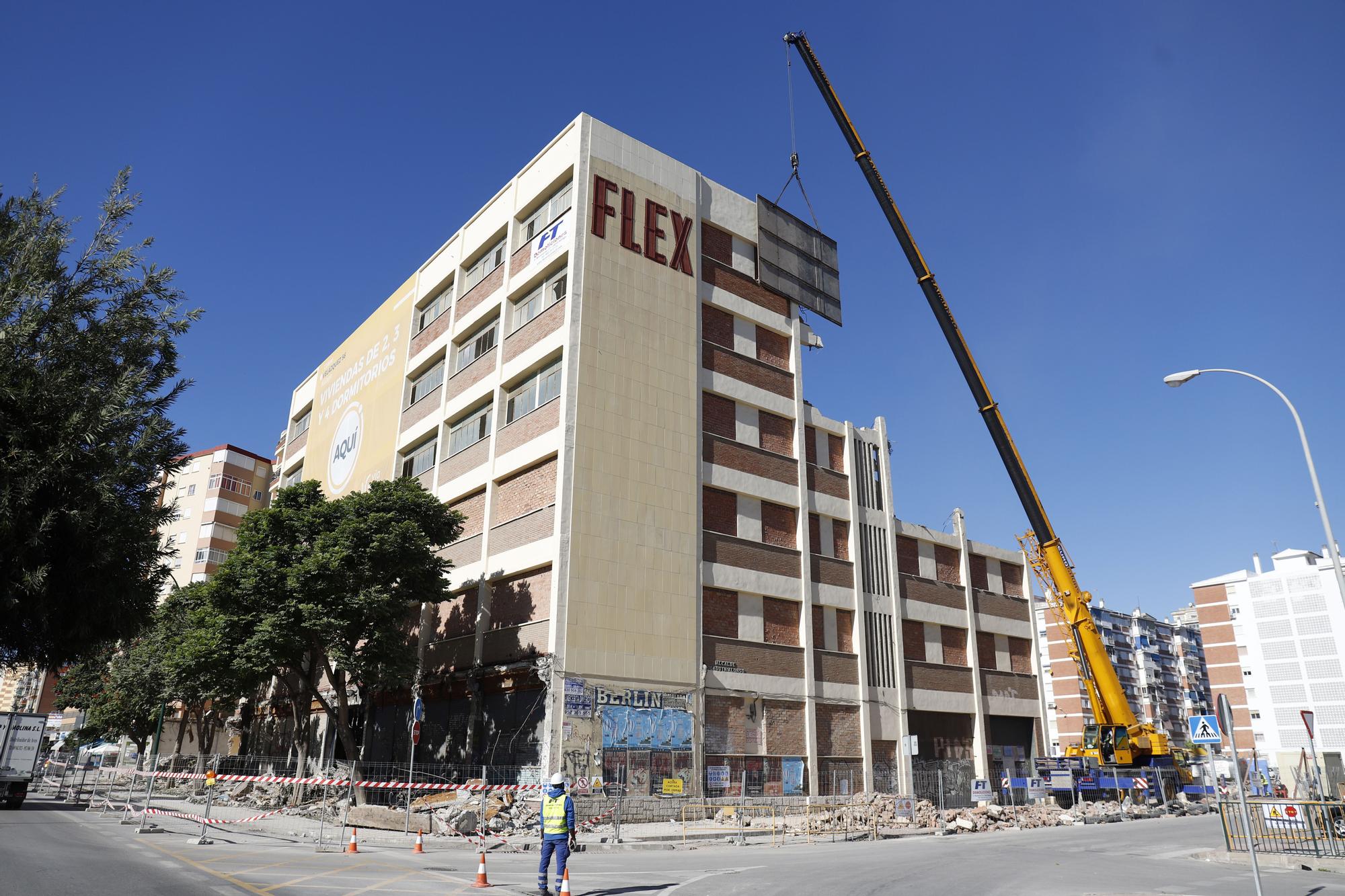 Demolición del antiguo edificio de la Flex en la Carretera de Cádiz.