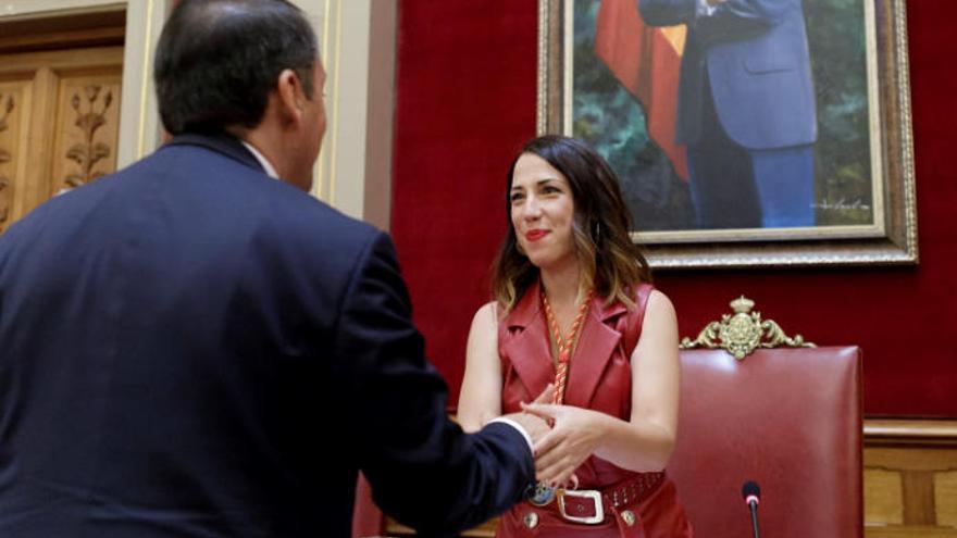 El alcalde saliente de Santa Cruz de Tenerife, José Manuel Bermúdez, felicita a la socialista Patricia Hernández, tras alcanzar la alcaldía de la ciudad con el apoyo de Unidas Podemos y Ciudadanos.