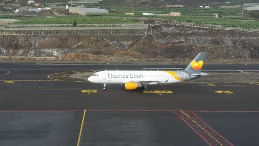 Una aeronave de Thomas Cook se desplaza durante la jornada de ayer por la pista del aeropuerto de La Palma.