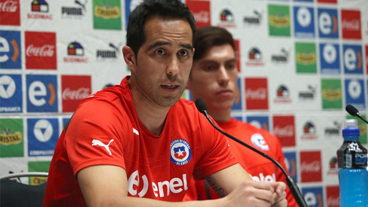 Bravo, en una rueda de prensa con la selección chilena