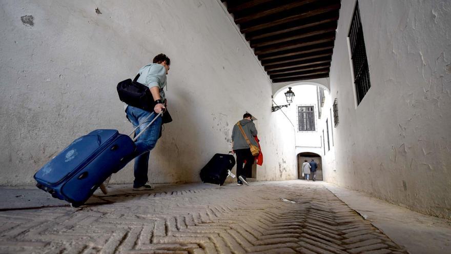 El pleno del Ayuntamiento aprueba la propuesta de limitación de pisos turísticos en Sevilla