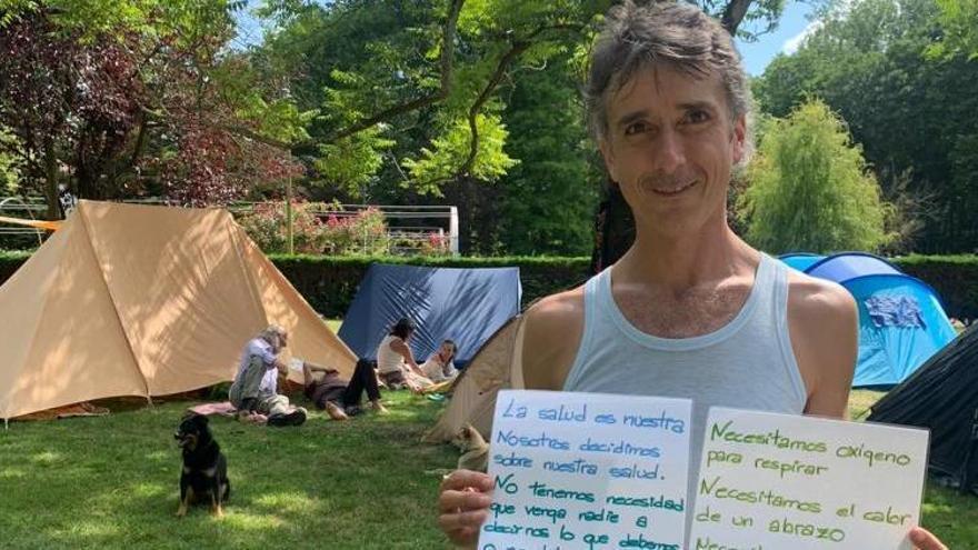 Los antivacunas acampan en un parque de Gijón contra el uso de mascarillas