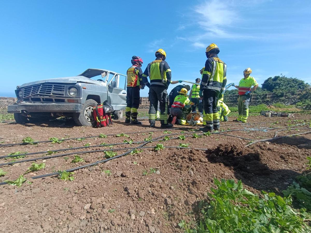 Evacuado en helicóptero un conductor de 87 años tras precipitarse con su vehículo en el norte de Gran Canaria