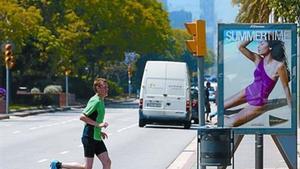 Un hombre practica ’footing’ en la Vila Olímpica de Barcelona.