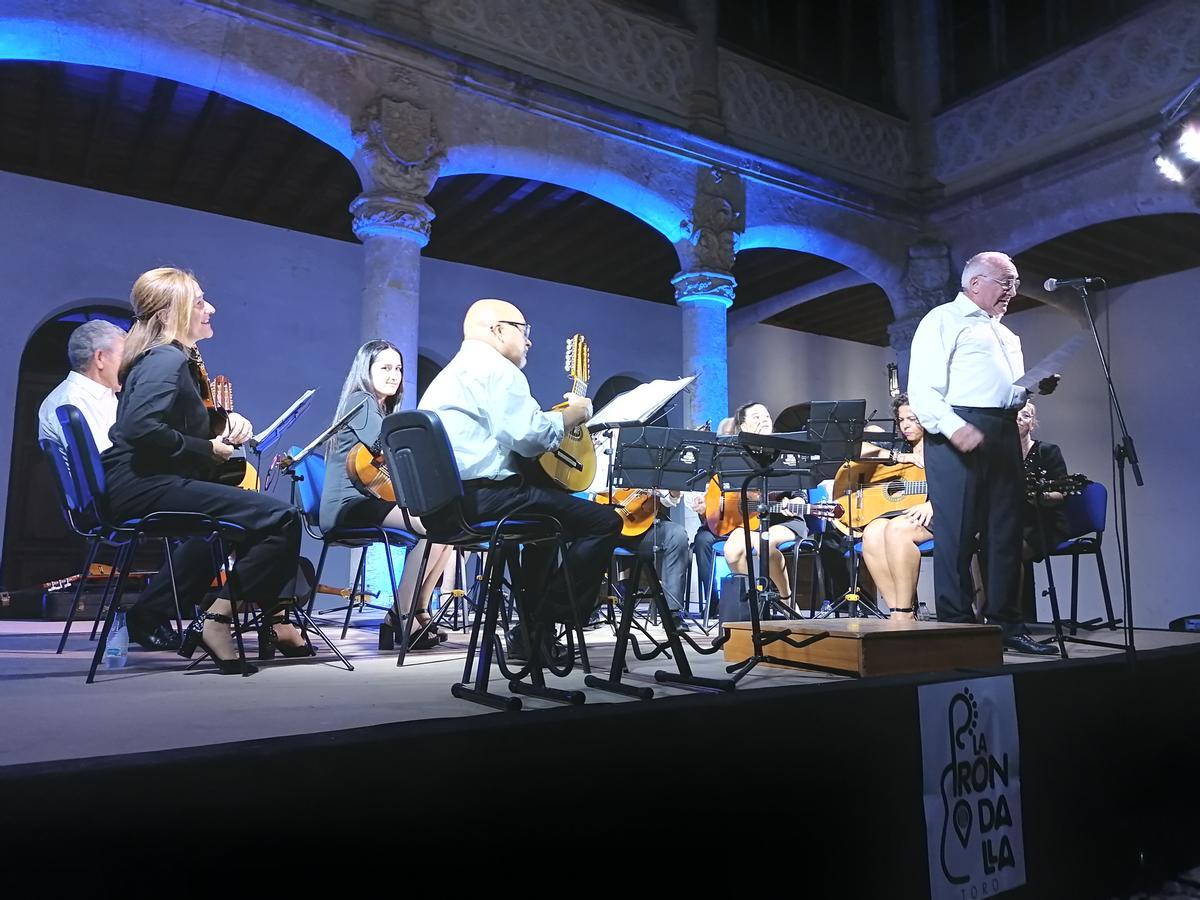 Juan García, de pie, presenta el concierto de &quot;La Rondalla&quot;