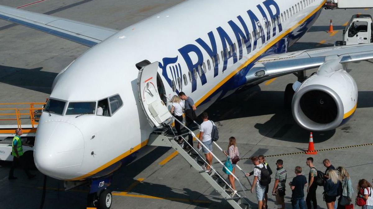 Passatgers embarcant en un avió de Ryanair. | SERGUEI DOLZHENKO / EPA Passatgers embarcant en un avió de Ryanair. | SERGUEI DOLZHENKO / EPA
