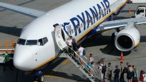 Passatgers embarcant en un avió de Ryanair. | SERGUEI DOLZHENKO / EPA