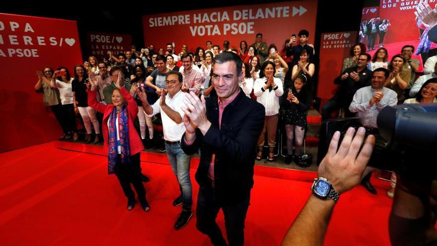 Pedro Sánchez junto a Sanguino en el acto que se ha celebrado hoy