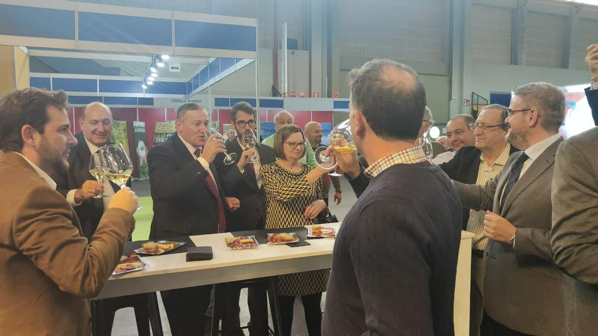 Javier Faúndez, presidente de la Diputación, Víctor López, presidente del Patronato de Turismo y Óscar Somoza, presidente de Azehos, en un brindis en el stand de Zamora en Xantar junto con autoridades de Orense y otras zonas de España.