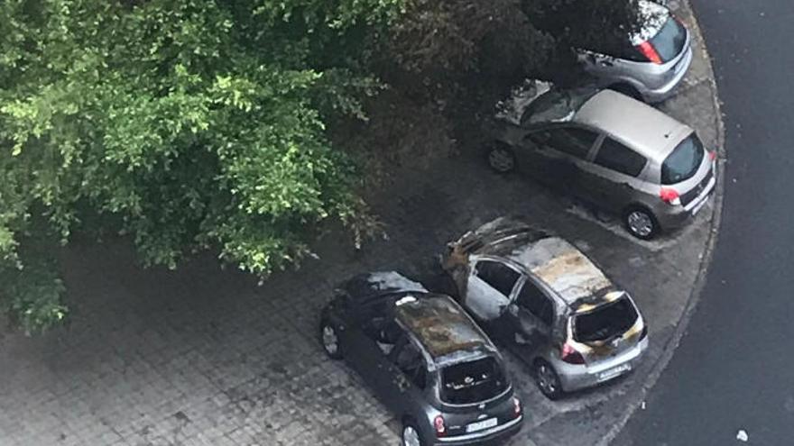 Imagen de los dos vehículos calcinados en la calle Joaquín Belón.