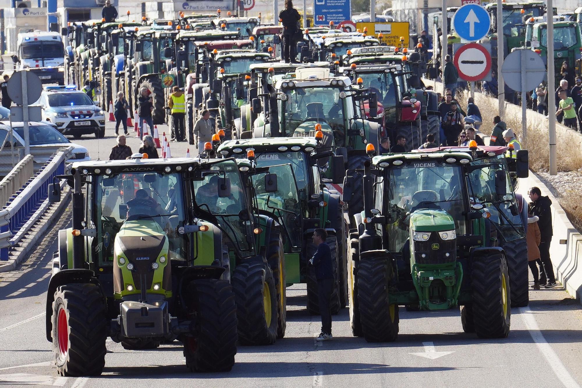 El Puerto de Tarragona, colapsado por tractores, registra un 83% menos de entradas de camiones