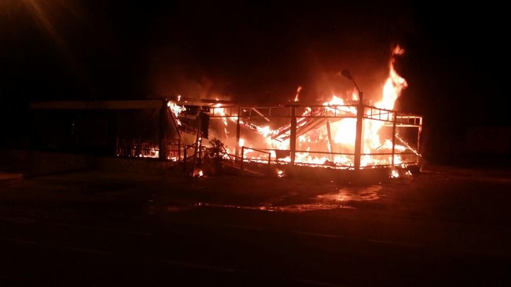 Un incendio destruye un local en Calp.