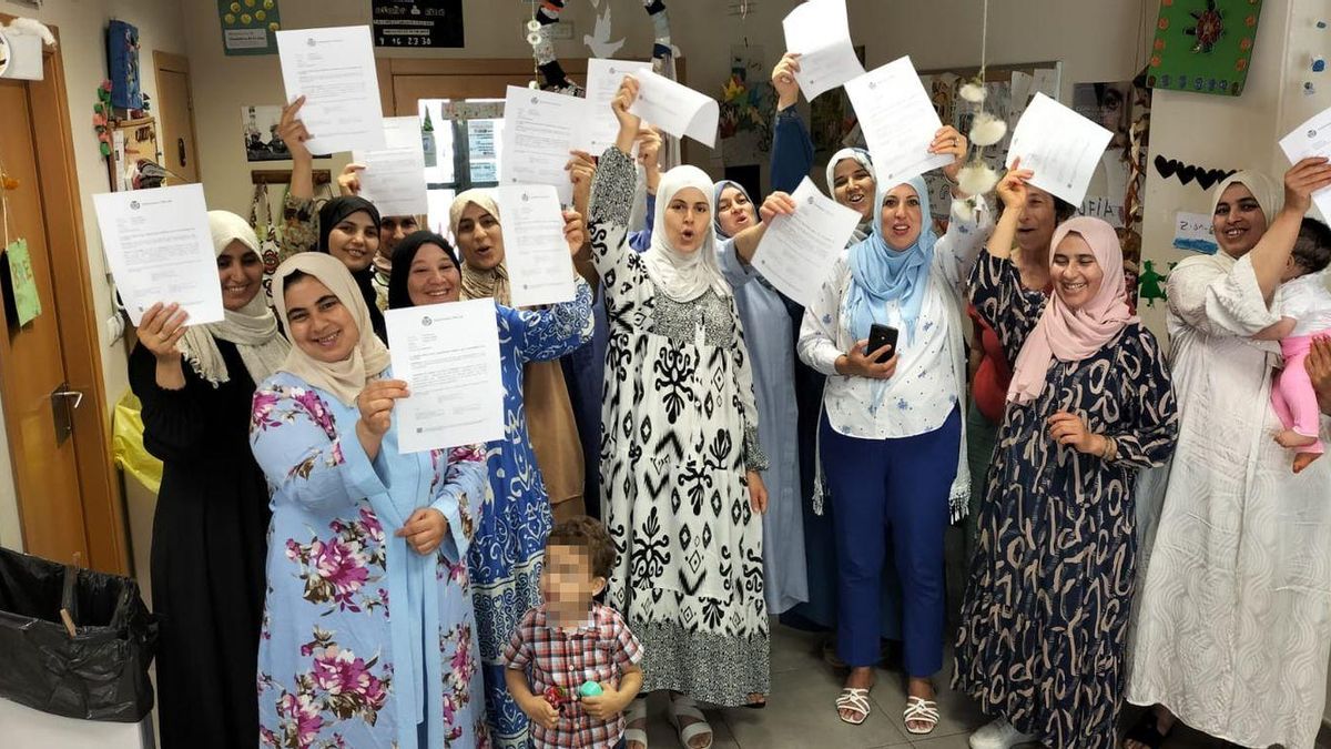 Les participants en un dels tallers del centre Ziga-Zaga de Vila-real mostren satisfetes els seus diplomes.