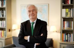 Entrevista con Charles Powell por su último libro sobre el rey Juan Carlos I