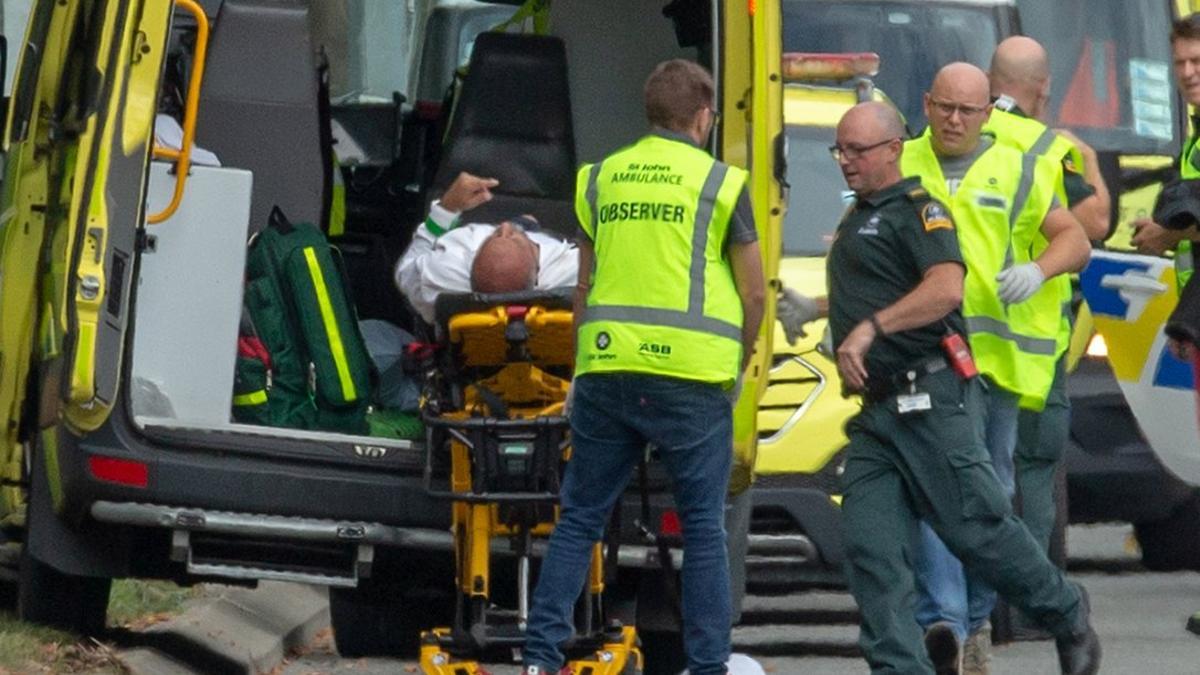 Los equipos de emergencia atienden a uno de los heridos en la mezquita Al Noor de Christchurch (Nueva Zelanda).