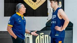 Sergio Scariolo habla con Juan Núñez tras incluirlo en la lista de 16 por la baja de Ricky Rubio.