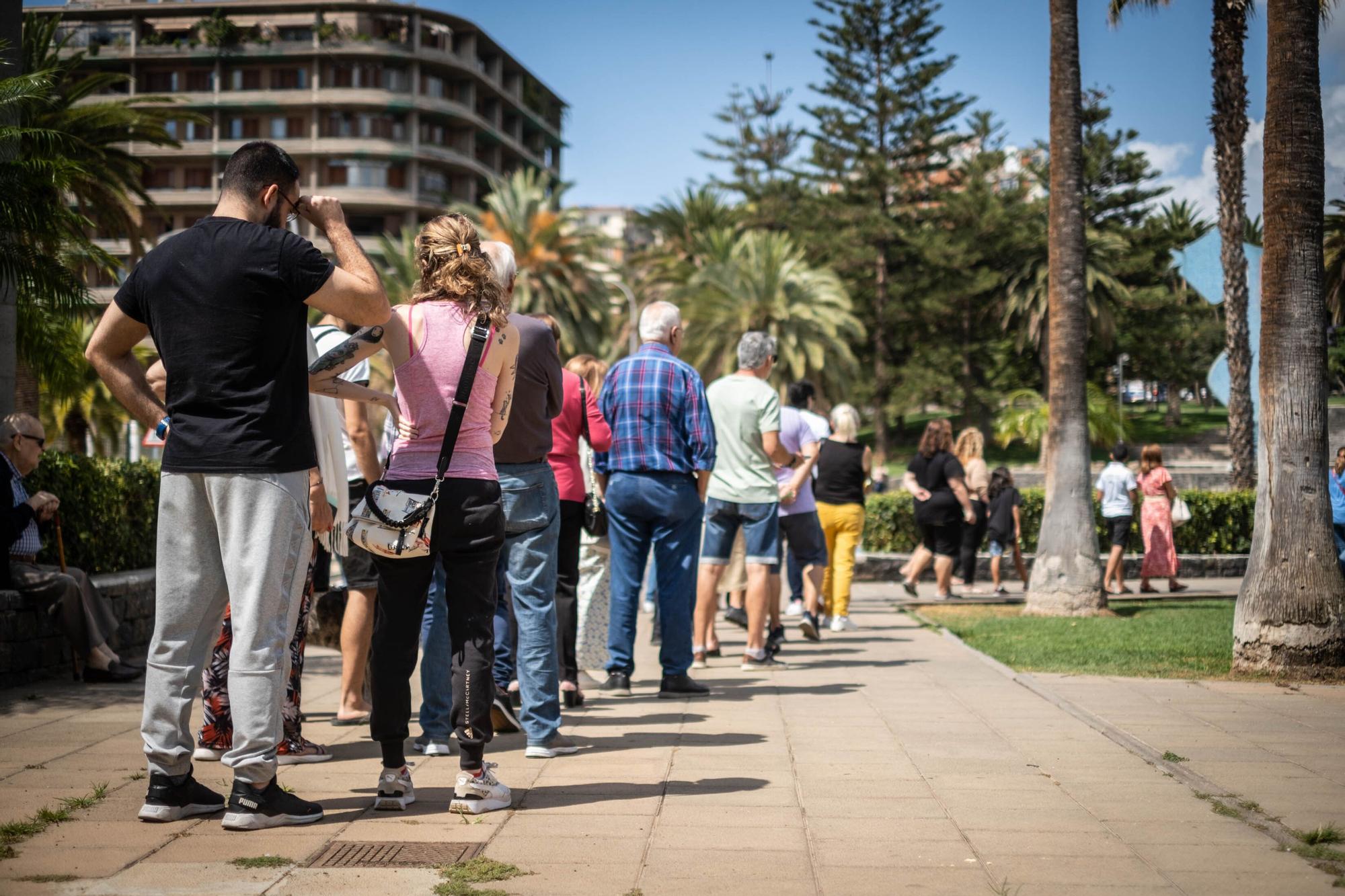 Votantes en un colegio electoral de Santa Cruz de Tenerife