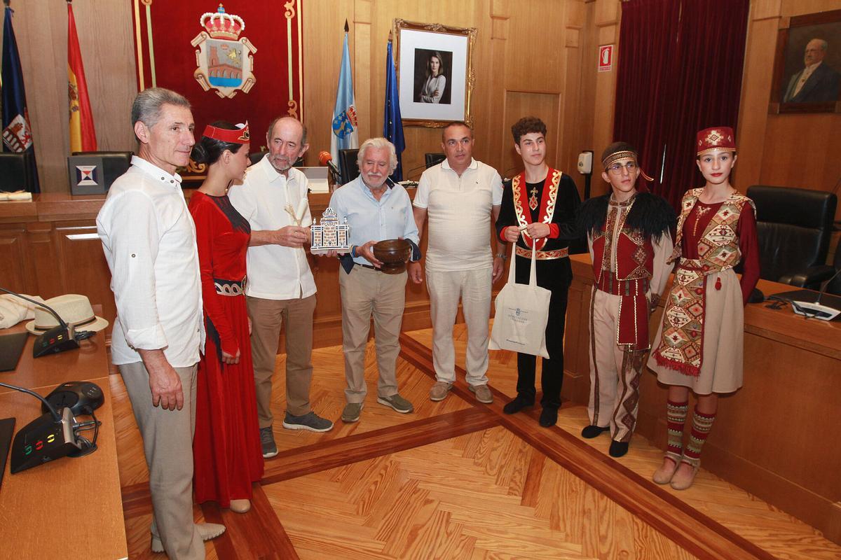 Rosendo Fernández entrega a los representantes de Armenia una pieza de cerámica de As Burgas.