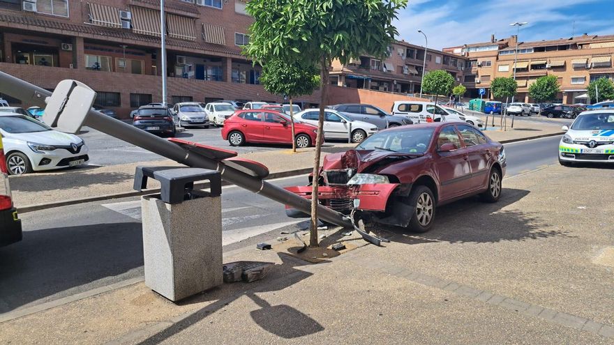 Un herido crítico tras colisionar un coche con una farola en Plasencia