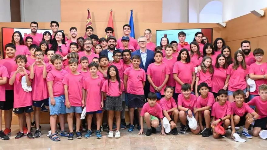 López Miras recibe a medio centenar de niños y jóvenes afectados por hemofilia