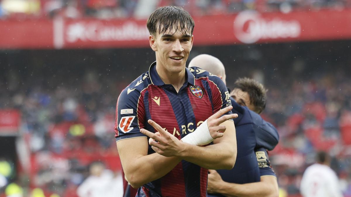 Carlos Espí celebra un gol en 1ª División con su gesto-dedicatoria característico