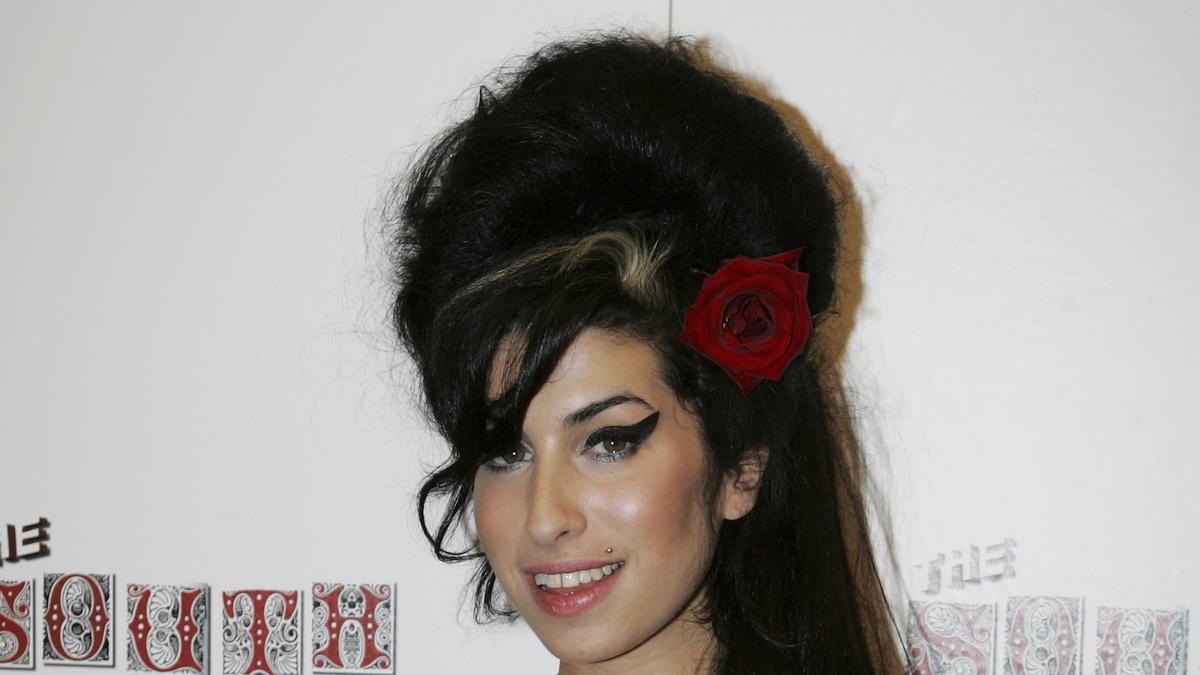 Amy Winehouse posando con un premio otorgado por 'Back To Black' en 2007