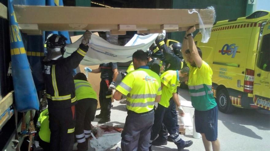 Efectivos de bomberos y sanitarios tratan de salvar al fallecido.