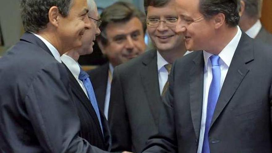 Zapatero saluda a líder británico David Cameron.