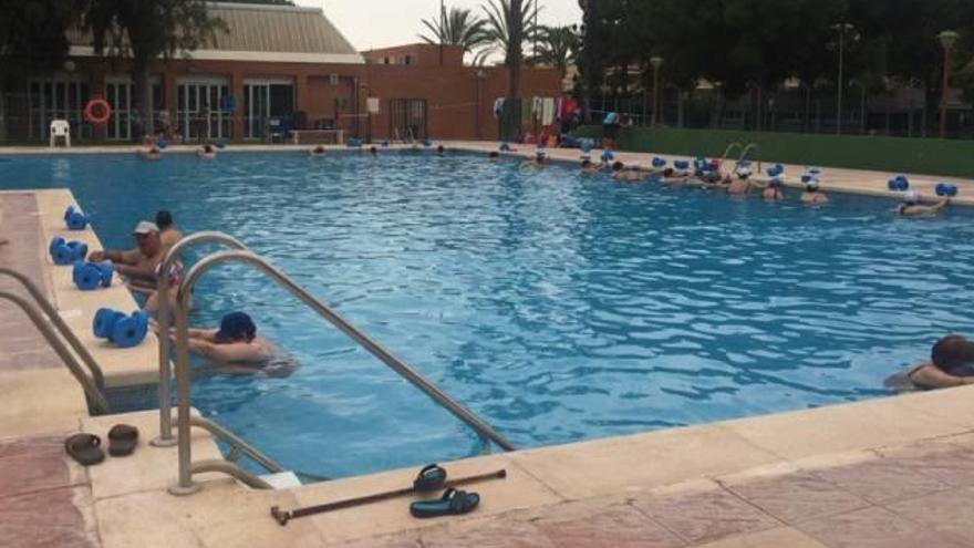 Varias personas en las piscinas municipales de San Vicente del Raspeig durante el verano.
