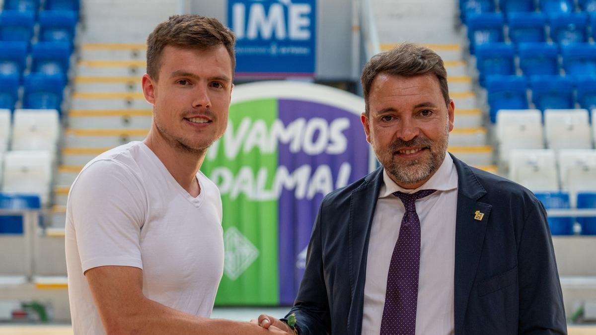 Machado y José Tirado posan en Son Moix.