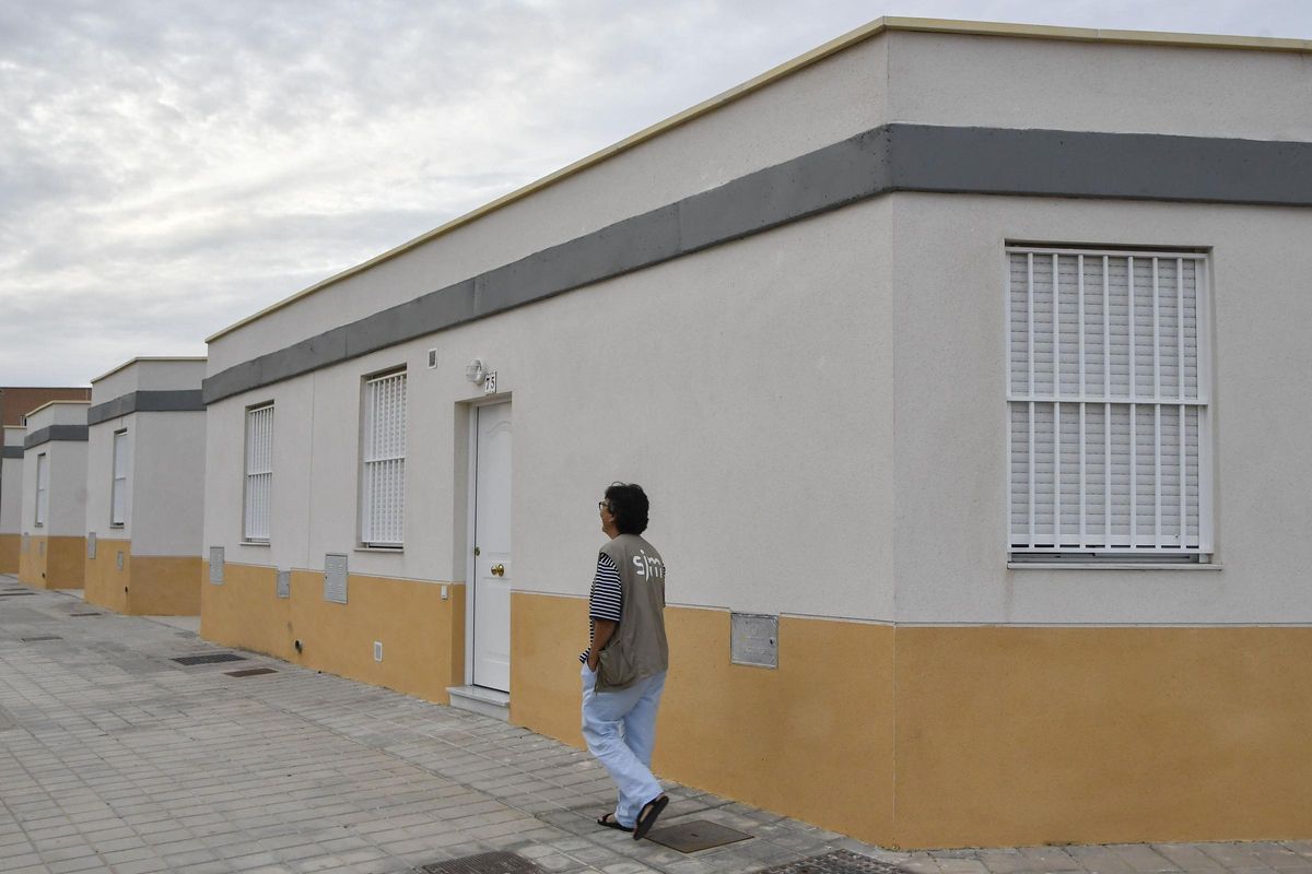La religiosa María Ruiz, frente a las viviendas del Servicio Jesuita a Migrantes.