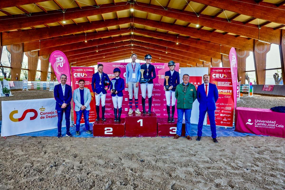 Carlosta de Lázaro, en el segundo escalón del podio junto a un compañero de la Universidad Alfonso X El Sabio.