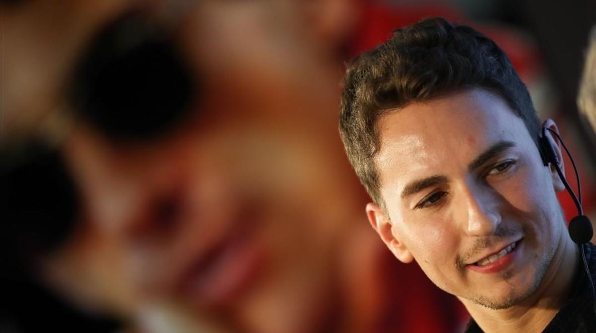 lmmarco36466646 museo jorge lorenzo jorge lorenzo junto a un retrato de ayr161130201918 lmmarco36466646 museo jorge lorenzo jorge lorenzo junto a un retrato de ayr161130201918