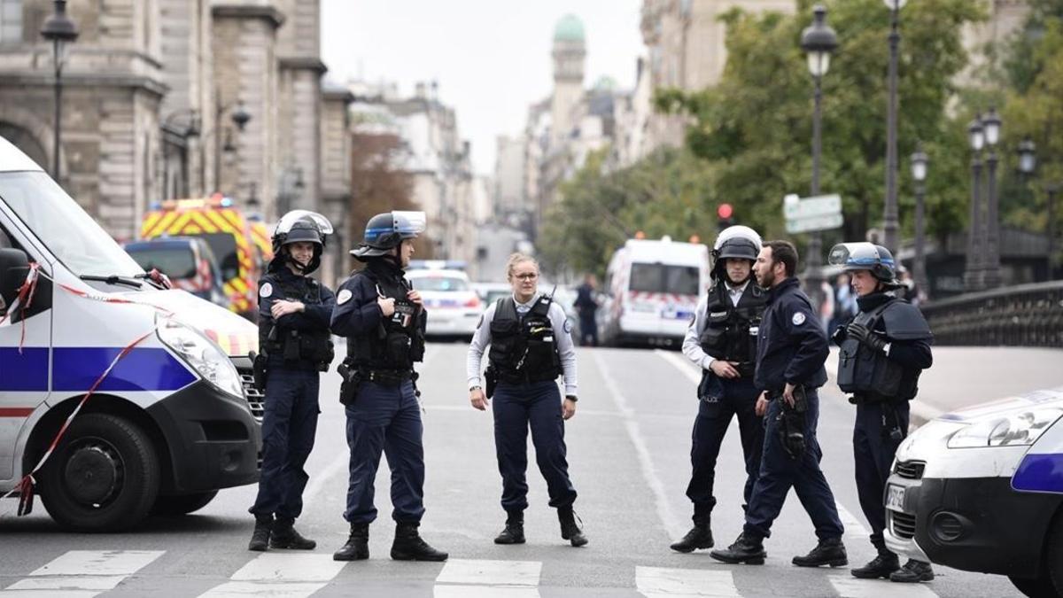 La policía bloquea la calle después del atentado en la prefectura de París, el pasado octubre.