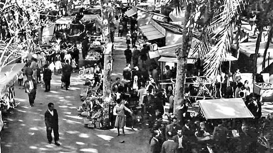 Una estampa de la feria en la Plaça Major en la década de los años 60.