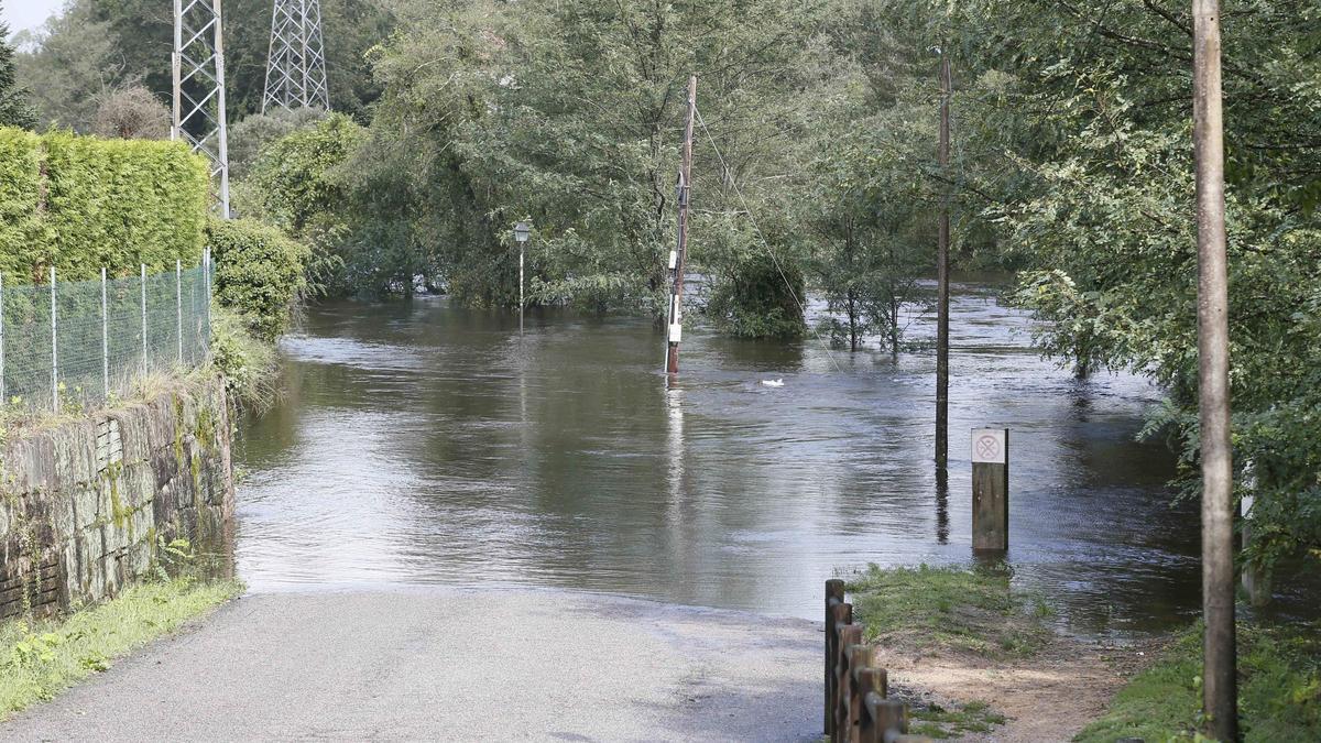 Desbordamiento del río Tea en Ponteareas tras el paso de la borrasca Kirk.
