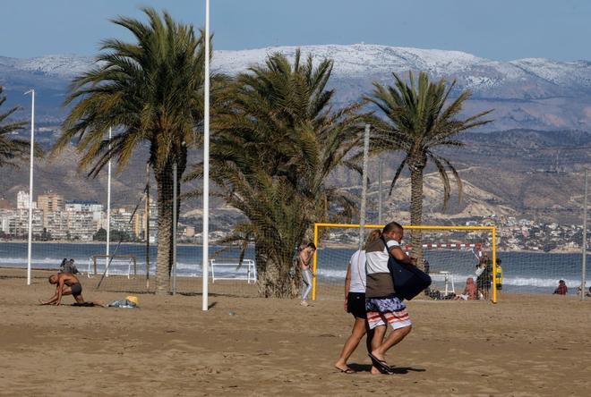 Nieve en Alicante: las vistas desde la Playa de San Juan
